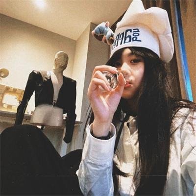 一杯咖啡与新穿的鞋子